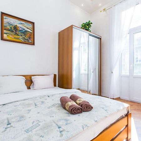 Apartamento Навпроти Вернісажу Біля Оперного Вулиця Театральна 26 Є Балкон Та Інернет Leópolis Exterior foto