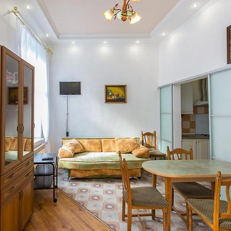 Apartamento Навпроти Вернісажу Біля Оперного Вулиця Театральна 26 Є Балкон Та Інернет Leópolis Exterior foto