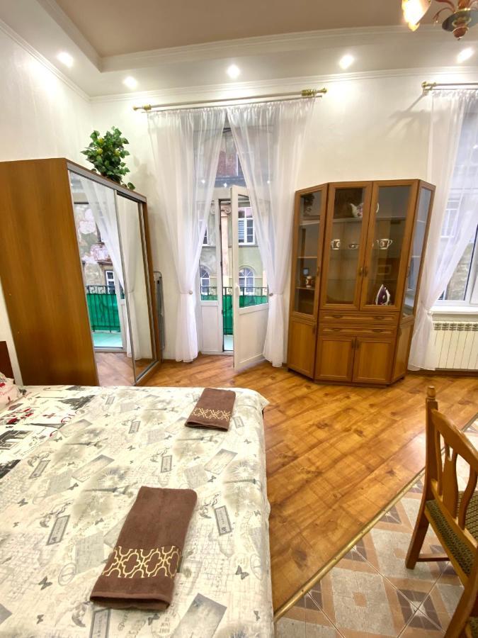 Apartamento Навпроти Вернісажу Біля Оперного Вулиця Театральна 26 Є Балкон Та Інернет Leópolis Exterior foto