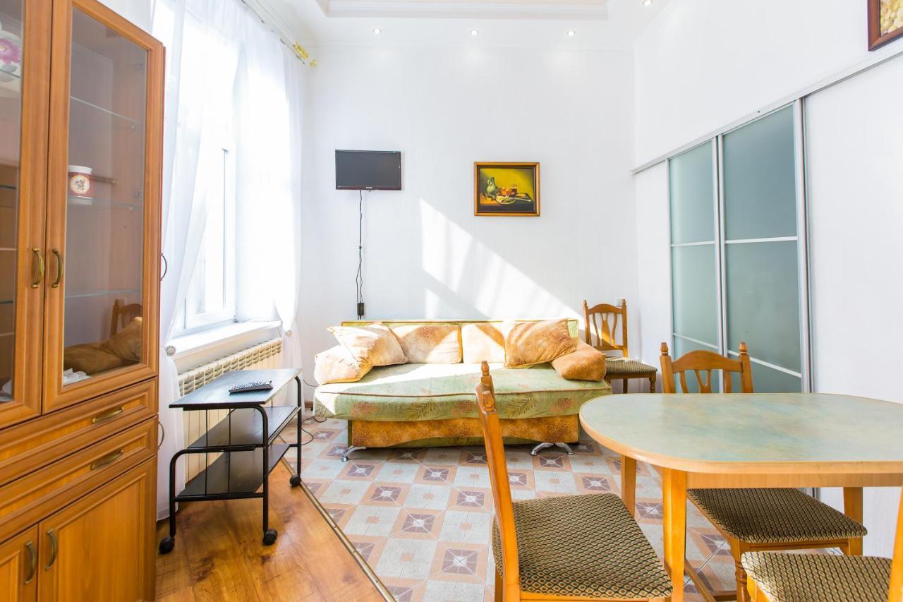Apartamento Навпроти Вернісажу Біля Оперного Вулиця Театральна 26 Є Балкон Та Інернет Leópolis Exterior foto