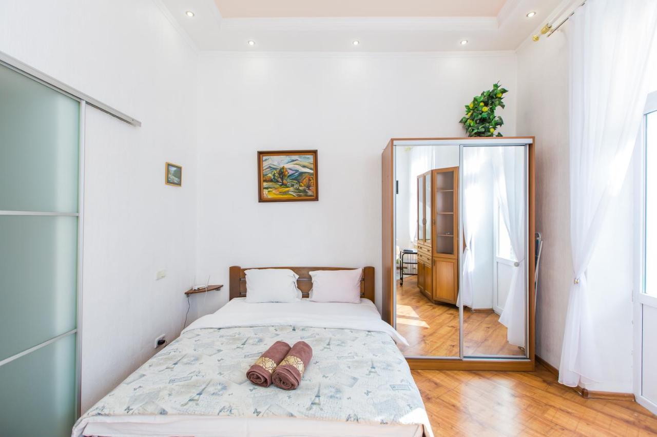 Apartamento Навпроти Вернісажу Біля Оперного Вулиця Театральна 26 Є Балкон Та Інернет Leópolis Exterior foto